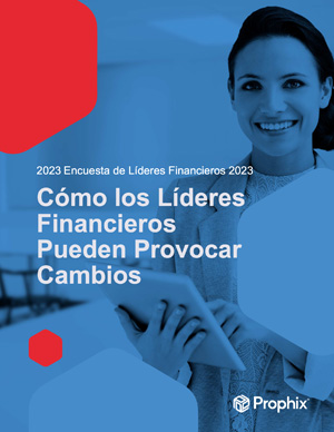 Portada del documento: Cómo los Líderes Financieros Provocan Cambios. Mujer con ropa formal sosteniendo una tablet y sonriendo hacia la cámara.