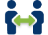 Ícono de dos siluetas de personas en azul oscuro con una flecha horizontal en verde claro que las une. Representa 'Implementación Personalizada'.
